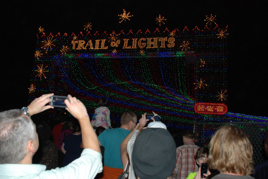 2013/2013 Christmas/1024x768_2013-12-20 20-16-26 Trail of Lights.jpg